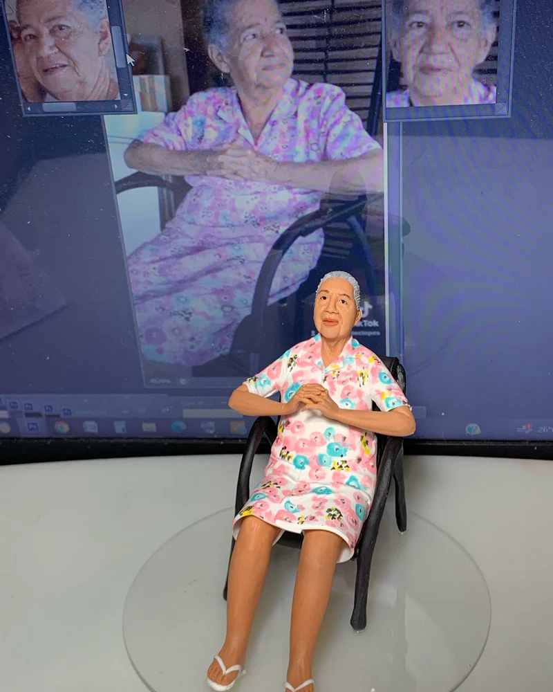 Dona Luiza com escultura